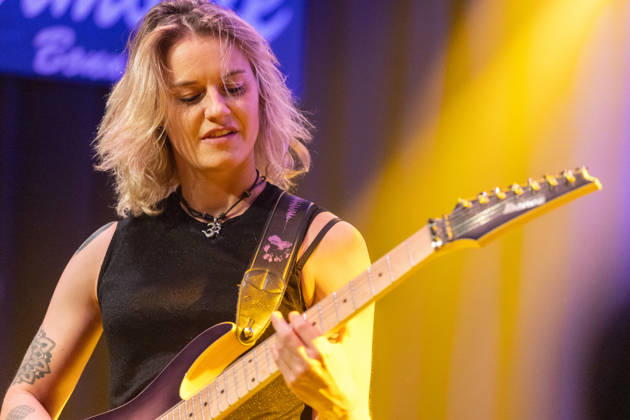 Yasi Hofer in der Harmonie Bonn - 20.10.26 Die Gitarristin Yasi HOFER aus Ulm tritt mit ihrer Band bei einem Konzert in der Harmonie Bonn auf. Sie spielt dort im Rahmen ihrer Best Of Tour 2026. Zu ihrem Stil zählen rockige Gitarrenparts bis hin zu Fusion und instrumentalen Passagen. Bonn Harmonie Bonn Nordrhein-Westfalen Deutschland Copyright: xMarcxJohnx