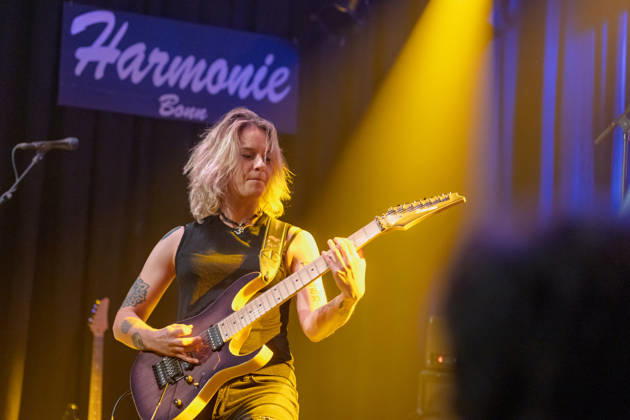 Yasi Hofer in der Harmonie Bonn - 20.10.26 Die Gitarristin Yasi HOFER aus Ulm tritt mit ihrer Band bei einem Konzert in der Harmonie Bonn auf. Sie spielt dort im Rahmen ihrer Best Of Tour 2026. Zu ihrem Stil zählen rockige Gitarrenparts bis hin zu Fusion und instrumentalen Passagen. Bonn Harmonie Bonn Nordrhein-Westfalen Deutschland Copyright: xMarcxJohnx
