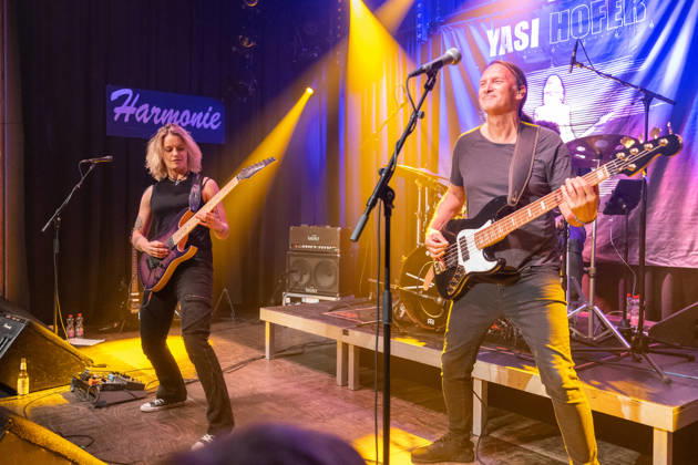 Yasi Hofer und Band in der Harmonie Bonn - 20.10.26 Die Gitarristin Yasi HOFER aus Ulm mit Band (Steffen KNAUS, Bass, und Christoph SCHERER, Schlagzeug) bei einem Konzert in der Harmonie Bonn. Sie spielen dort im Rahmen der Best Of Tour 2026. Ihr Stil reicht von rockigen Gitarrenparts bis zu Fusion. Bonn Harmonie Bonn Nordrhein-Westfalen Deutschland Copyright: xMarcxJohnx
