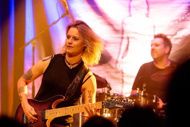Yasi Hofer und Band in der Harmonie Bonn - 20.10.26 Die Gitarristin Yasi HOFER aus Ulm mit Band (Steffen KNAUS, Bass, und Christoph SCHERER, Schlagzeug) bei einem Konzert in der Harmonie Bonn. Sie spielen dort im Rahmen der Best Of Tour 2026. Ihr Stil reicht von rockigen Gitarrenparts bis zu Fusion. Bonn Harmonie Bonn Nordrhein-Westfalen Deutschland Copyright: xMarcxJohnx