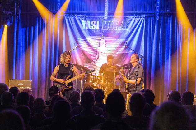 Yasi Hofer und Band in der Harmonie Bonn - 20.10.26 Die Gitarristin Yasi HOFER aus Ulm mit Band (Steffen KNAUS, Bass, und Christoph SCHERER, Schlagzeug) bei einem Konzert in der Harmonie Bonn. Sie spielen dort im Rahmen der Best Of Tour 2026. Ihr Stil reicht von rockigen Gitarrenparts bis zu Fusion. Bonn Harmonie Bonn Nordrhein-Westfalen Deutschland Copyright: xMarcxJohnx