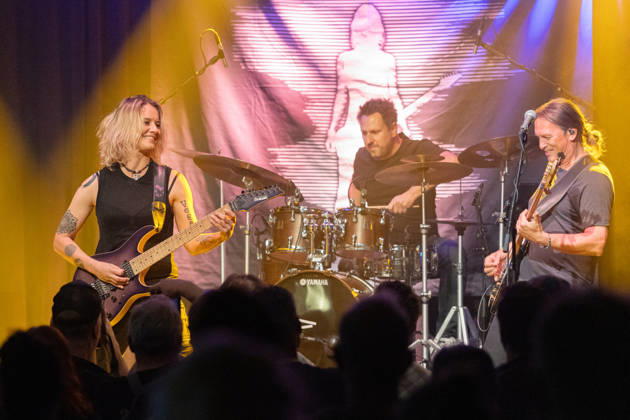 Yasi Hofer und Band in der Harmonie Bonn - 20.10.26 Die Gitarristin Yasi HOFER aus Ulm mit Band (Steffen KNAUS, Bass, und Christoph SCHERER, Schlagzeug) bei einem Konzert in der Harmonie Bonn. Sie spielen dort im Rahmen der Best Of Tour 2026. Ihr Stil reicht von rockigen Gitarrenparts bis zu Fusion. Bonn Harmonie Bonn Nordrhein-Westfalen Deutschland Copyright: xMarcxJohnx