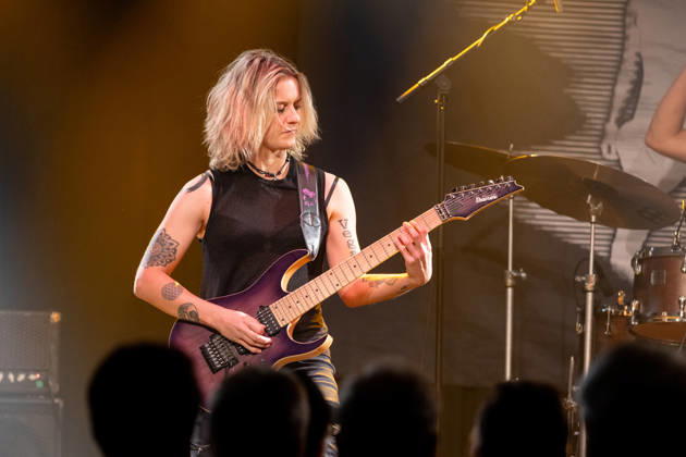 Yasi Hofer und Band in der Harmonie Bonn - 20.10.26 Die Gitarristin Yasi HOFER aus Ulm mit Band (Steffen KNAUS, Bass, und Christoph SCHERER, Schlagzeug) bei einem Konzert in der Harmonie Bonn. Sie spielen dort im Rahmen der Best Of Tour 2026. Ihr Stil reicht von rockigen Gitarrenparts bis zu Fusion. Bonn Harmonie Bonn Nordrhein-Westfalen Deutschland Copyright: xMarcxJohnx