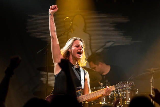 Yasi Hofer und Band in der Harmonie Bonn - 20.10.26 Die Gitarristin Yasi HOFER aus Ulm mit Band (Steffen KNAUS, Bass, und Christoph SCHERER, Schlagzeug) bei einem Konzert in der Harmonie Bonn. Sie spielen dort im Rahmen der Best Of Tour 2026. Ihr Stil reicht von rockigen Gitarrenparts bis zu Fusion. Bonn Harmonie Bonn Nordrhein-Westfalen Deutschland Copyright: xMarcxJohnx