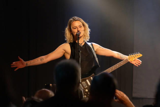 Yasi Hofer und Band in der Harmonie Bonn - 20.10.26 Die Gitarristin Yasi HOFER aus Ulm mit Band (Steffen KNAUS, Bass, und Christoph SCHERER, Schlagzeug) bei einem Konzert in der Harmonie Bonn. Sie spielen dort im Rahmen der Best Of Tour 2026. Ihr Stil reicht von rockigen Gitarrenparts bis zu Fusion. Bonn Harmonie Bonn Nordrhein-Westfalen Deutschland Copyright: xMarcxJohnx