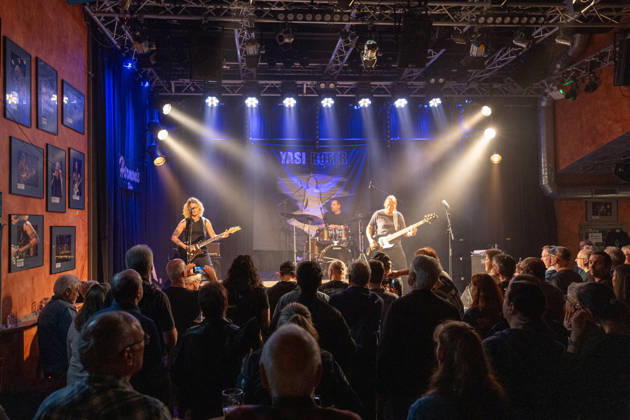 Yasi Hofer und Band in der Harmonie Bonn - 20.10.26 Die Gitarristin Yasi HOFER aus Ulm mit Band (Steffen KNAUS, Bass, und Christoph SCHERER, Schlagzeug) bei einem Konzert in der Harmonie Bonn. Sie spielen dort im Rahmen der Best Of Tour 2026. Ihr Stil reicht von rockigen Gitarrenparts bis zu Fusion. Bonn Harmonie Bonn Nordrhein-Westfalen Deutschland Copyright: xMarcxJohnx