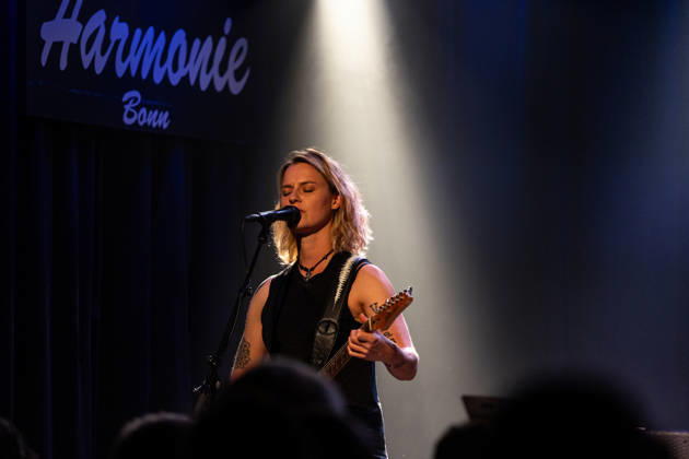 Yasi Hofer in der Harmonie Bonn - 20.10.26 Die Gitarristin Yasi HOFER aus Ulm tritt mit ihrer Band bei einem Konzert in der Harmonie Bonn auf. Sie spielt dort im Rahmen ihrer Best Of Tour 2026. Zu ihrem Stil zählen rockige Gitarrenparts bis hin zu Fusion und instrumentalen Passagen. Bonn Harmonie Bonn Nordrhein-Westfalen Deutschland Copyright: xMarcxJohnx