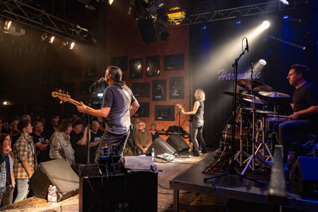 Yasi Hofer und Band in der Harmonie Bonn - 20.10.26 Die Gitarristin Yasi HOFER aus Ulm mit Band (Steffen KNAUS, Bass, und Christoph SCHERER, Schlagzeug) bei einem Konzert in der Harmonie Bonn. Sie spielen dort im Rahmen der Best Of Tour 2026. Ihr Stil reicht von rockigen Gitarrenparts bis zu Fusion. Bonn Harmonie Bonn Nordrhein-Westfalen Deutschland Copyright: xMarcxJohnx
