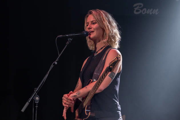 Yasi Hofer in der Harmonie Bonn - 20.10.26 Die Gitarristin Yasi HOFER aus Ulm tritt mit ihrer Band bei einem Konzert in der Harmonie Bonn auf. Sie spielt dort im Rahmen ihrer Best Of Tour 2026. Zu ihrem Stil zählen rockige Gitarrenparts bis hin zu Fusion und instrumentalen Passagen. Bonn Harmonie Bonn Nordrhein-Westfalen Deutschland Copyright: xMarcxJohnx