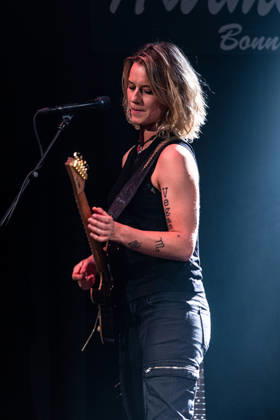 Yasi Hofer in der Harmonie Bonn - 20.10.26 Die Gitarristin Yasi HOFER aus Ulm tritt mit ihrer Band bei einem Konzert in der Harmonie Bonn auf. Sie spielt dort im Rahmen ihrer Best Of Tour 2026. Zu ihrem Stil zählen rockige Gitarrenparts bis hin zu Fusion und instrumentalen Passagen. Bonn Harmonie Bonn Nordrhein-Westfalen Deutschland Copyright: xMarcxJohnx
