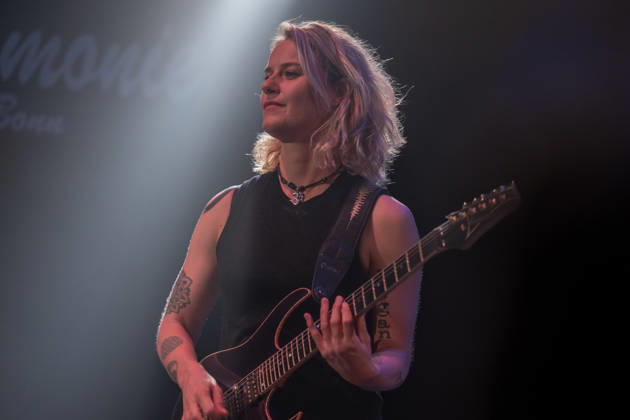 Yasi Hofer in der Harmonie Bonn - 20.10.26 Die Gitarristin Yasi HOFER aus Ulm tritt mit ihrer Band bei einem Konzert in der Harmonie Bonn auf. Sie spielt dort im Rahmen ihrer Best Of Tour 2026. Zu ihrem Stil zählen rockige Gitarrenparts bis hin zu Fusion und instrumentalen Passagen. Bonn Harmonie Bonn Nordrhein-Westfalen Deutschland Copyright: xMarcxJohnx