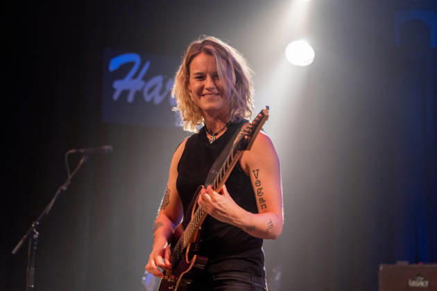 Yasi Hofer in der Harmonie Bonn - 20.10.26 Die Gitarristin Yasi HOFER aus Ulm tritt mit ihrer Band bei einem Konzert in der Harmonie Bonn auf. Sie spielt dort im Rahmen ihrer Best Of Tour 2026. Zu ihrem Stil zählen rockige Gitarrenparts bis hin zu Fusion und instrumentalen Passagen. Bonn Harmonie Bonn Nordrhein-Westfalen Deutschland Copyright: xMarcxJohnx