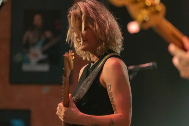 Yasi Hofer in der Harmonie Bonn - 20.10.26 Die Gitarristin Yasi HOFER aus Ulm tritt mit ihrer Band bei einem Konzert in der Harmonie Bonn auf. Sie spielt dort im Rahmen ihrer Best Of Tour 2026. Zu ihrem Stil zählen rockige Gitarrenparts bis hin zu Fusion und instrumentalen Passagen. Bonn Harmonie Bonn Nordrhein-Westfalen Deutschland Copyright: xMarcxJohnx