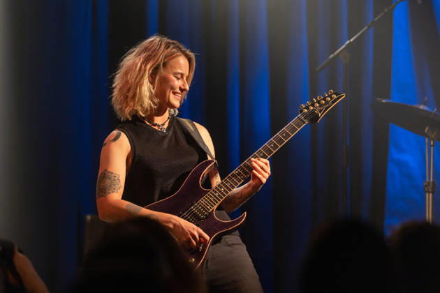 Yasi Hofer in der Harmonie Bonn - 20.10.26 Die Gitarristin Yasi HOFER aus Ulm tritt mit ihrer Band bei einem Konzert in der Harmonie Bonn auf. Sie spielt dort im Rahmen ihrer Best Of Tour 2026. Zu ihrem Stil zählen rockige Gitarrenparts bis hin zu Fusion und instrumentalen Passagen. Bonn Harmonie Bonn Nordrhein-Westfalen Deutschland Copyright: xMarcxJohnx