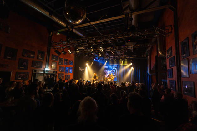Yasi Hofer und Band in der Harmonie Bonn - 20.10.26 Die Gitarristin Yasi HOFER aus Ulm mit Band (Steffen KNAUS, Bass, und Christoph SCHERER, Schlagzeug) bei einem Konzert in der Harmonie Bonn. Sie spielen dort im Rahmen der Best Of Tour 2026. Ihr Stil reicht von rockigen Gitarrenparts bis zu Fusion. Bonn Harmonie Bonn Nordrhein-Westfalen Deutschland Copyright: xMarcxJohnx