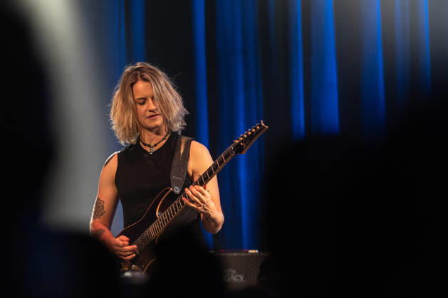 Yasi Hofer in der Harmonie Bonn - 20.10.26 Die Gitarristin Yasi HOFER aus Ulm tritt mit ihrer Band bei einem Konzert in der Harmonie Bonn auf. Sie spielt dort im Rahmen ihrer Best Of Tour 2026. Zu ihrem Stil zählen rockige Gitarrenparts bis hin zu Fusion und instrumentalen Passagen. Bonn Harmonie Bonn Nordrhein-Westfalen Deutschland Copyright: xMarcxJohnx