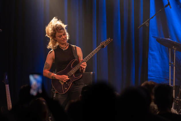 Yasi Hofer in der Harmonie Bonn - 20.10.26 Die Gitarristin Yasi HOFER aus Ulm tritt mit ihrer Band bei einem Konzert in der Harmonie Bonn auf. Sie spielt dort im Rahmen ihrer Best Of Tour 2026. Zu ihrem Stil zählen rockige Gitarrenparts bis hin zu Fusion und instrumentalen Passagen. Bonn Harmonie Bonn Nordrhein-Westfalen Deutschland Copyright: xMarcxJohnx