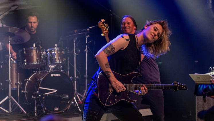 Yasi Hofer und Band in der Harmonie Bonn - 20.10.26 Die Gitarristin Yasi HOFER aus Ulm mit Band (Steffen KNAUS, Bass, und Christoph SCHERER, Schlagzeug) bei einem Konzert in der Harmonie Bonn. Sie spielen dort im Rahmen der Best Of Tour 2026. Ihr Stil reicht von rockigen Gitarrenparts bis zu Fusion. Bonn Harmonie Bonn Nordrhein-Westfalen Deutschland Copyright: xMarcxJohnx