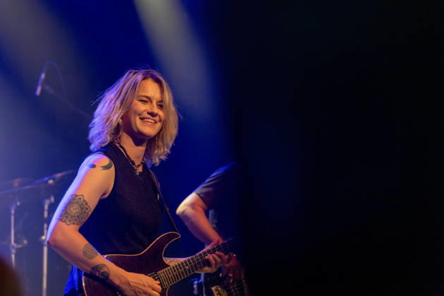 Yasi Hofer in der Harmonie Bonn - 20.10.26 Die Gitarristin Yasi HOFER aus Ulm tritt mit ihrer Band bei einem Konzert in der Harmonie Bonn auf. Sie spielt dort im Rahmen ihrer Best Of Tour 2026. Zu ihrem Stil zählen rockige Gitarrenparts bis hin zu Fusion und instrumentalen Passagen. Bonn Harmonie Bonn Nordrhein-Westfalen Deutschland Copyright: xMarcxJohnx