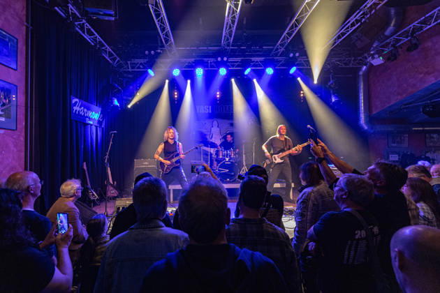 Yasi Hofer und Band in der Harmonie Bonn - 20.10.26 Die Gitarristin Yasi HOFER aus Ulm mit Band (Steffen KNAUS, Bass, und Christoph SCHERER, Schlagzeug) bei einem Konzert in der Harmonie Bonn. Sie spielen dort im Rahmen der Best Of Tour 2026. Ihr Stil reicht von rockigen Gitarrenparts bis zu Fusion. Bonn Harmonie Bonn Nordrhein-Westfalen Deutschland Copyright: xMarcxJohnx