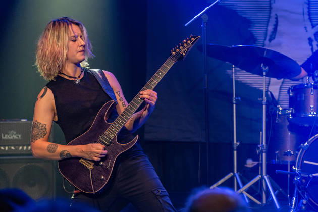 Yasi Hofer in der Harmonie Bonn - 20.10.26 Die Gitarristin Yasi HOFER aus Ulm tritt mit ihrer Band bei einem Konzert in der Harmonie Bonn auf. Sie spielt dort im Rahmen ihrer Best Of Tour 2026. Zu ihrem Stil zählen rockige Gitarrenparts bis hin zu Fusion und instrumentalen Passagen. Bonn Harmonie Bonn Nordrhein-Westfalen Deutschland Copyright: xMarcxJohnx