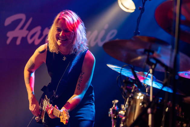 Yasi Hofer in der Harmonie Bonn - 20.10.26 Die Gitarristin Yasi HOFER aus Ulm tritt mit ihrer Band bei einem Konzert in der Harmonie Bonn auf. Sie spielt dort im Rahmen ihrer Best Of Tour 2026. Zu ihrem Stil zählen rockige Gitarrenparts bis hin zu Fusion und instrumentalen Passagen. Bonn Harmonie Bonn Nordrhein-Westfalen Deutschland Copyright: xMarcxJohnx