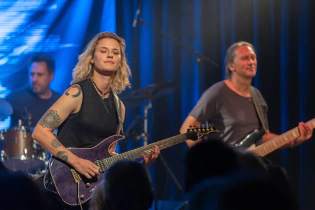 Yasi Hofer und Band in der Harmonie Bonn - 20.10.26 Die Gitarristin Yasi HOFER aus Ulm mit Band (Steffen KNAUS, Bass, und Christoph SCHERER, Schlagzeug) bei einem Konzert in der Harmonie Bonn. Sie spielen dort im Rahmen der Best Of Tour 2026. Ihr Stil reicht von rockigen Gitarrenparts bis zu Fusion. Bonn Harmonie Bonn Nordrhein-Westfalen Deutschland Copyright: xMarcxJohnx