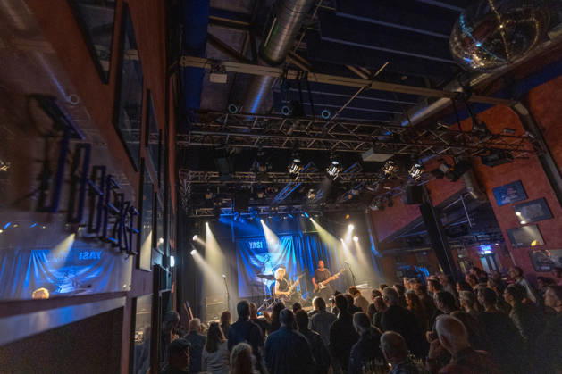 Yasi Hofer und Band in der Harmonie Bonn - 20.10.26 Die Gitarristin Yasi HOFER aus Ulm mit Band (Steffen KNAUS, Bass, und Christoph SCHERER, Schlagzeug) bei einem Konzert in der Harmonie Bonn. Sie spielen dort im Rahmen der Best Of Tour 2026. Ihr Stil reicht von rockigen Gitarrenparts bis zu Fusion. Bonn Harmonie Bonn Nordrhein-Westfalen Deutschland Copyright: xMarcxJohnx