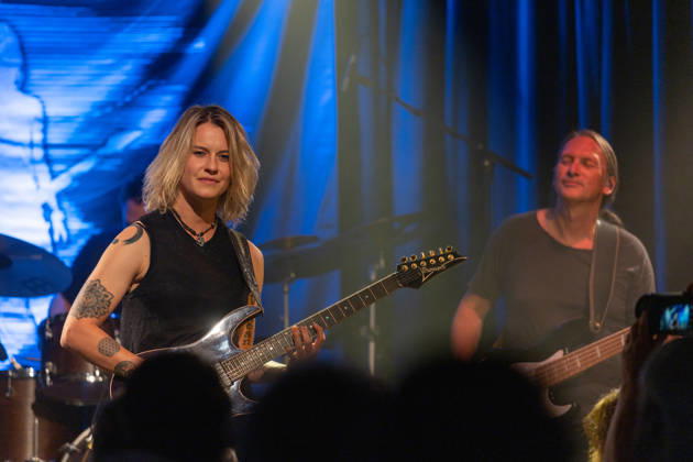 Yasi Hofer und Band in der Harmonie Bonn - 20.10.26 Die Gitarristin Yasi HOFER aus Ulm mit Band (Steffen KNAUS, Bass, und Christoph SCHERER, Schlagzeug) bei einem Konzert in der Harmonie Bonn. Sie spielen dort im Rahmen der Best Of Tour 2026. Ihr Stil reicht von rockigen Gitarrenparts bis zu Fusion. Bonn Harmonie Bonn Nordrhein-Westfalen Deutschland Copyright: xMarcxJohnx