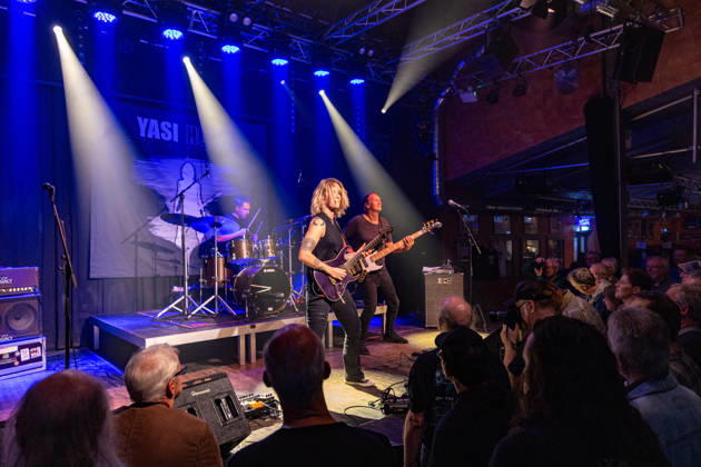 Yasi Hofer und Band in der Harmonie Bonn - 20.10.26 Die Gitarristin Yasi HOFER aus Ulm mit Band (Steffen KNAUS, Bass, und Christoph SCHERER, Schlagzeug) bei einem Konzert in der Harmonie Bonn. Sie spielen dort im Rahmen der Best Of Tour 2026. Ihr Stil reicht von rockigen Gitarrenparts bis zu Fusion. Bonn Harmonie Bonn Nordrhein-Westfalen Deutschland Copyright: xMarcxJohnx