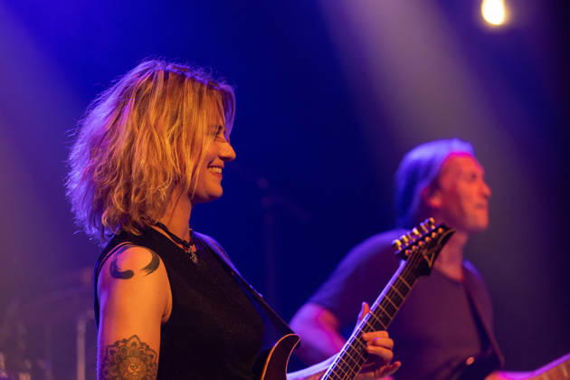 Yasi Hofer und Band in der Harmonie Bonn - 20.10.26 Die Gitarristin Yasi HOFER aus Ulm mit Band (Steffen KNAUS, Bass, und Christoph SCHERER, Schlagzeug) bei einem Konzert in der Harmonie Bonn. Sie spielen dort im Rahmen der Best Of Tour 2026. Ihr Stil reicht von rockigen Gitarrenparts bis zu Fusion. Bonn Harmonie Bonn Nordrhein-Westfalen Deutschland Copyright: xMarcxJohnx