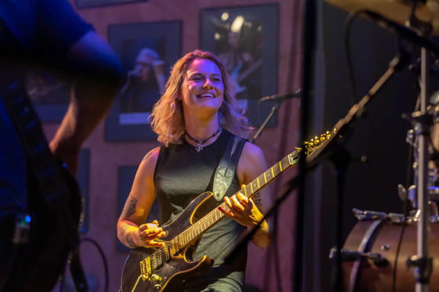 Yasi Hofer in der Harmonie Bonn - 20.10.26 Die Gitarristin Yasi HOFER aus Ulm tritt mit ihrer Band bei einem Konzert in der Harmonie Bonn auf. Sie spielt dort im Rahmen ihrer Best Of Tour 2026. Zu ihrem Stil zählen rockige Gitarrenparts bis hin zu Fusion und instrumentalen Passagen. Bonn Harmonie Bonn Nordrhein-Westfalen Deutschland Copyright: xMarcxJohnx