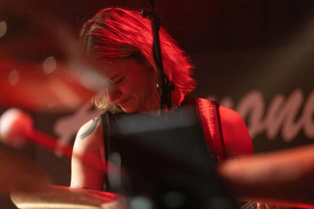 Yasi Hofer in der Harmonie Bonn - 20.10.26 Die Gitarristin Yasi HOFER aus Ulm tritt mit ihrer Band bei einem Konzert in der Harmonie Bonn auf. Sie spielt dort im Rahmen ihrer Best Of Tour 2026. Zu ihrem Stil zählen rockige Gitarrenparts bis hin zu Fusion und instrumentalen Passagen. Bonn Harmonie Bonn Nordrhein-Westfalen Deutschland Copyright: xMarcxJohnx