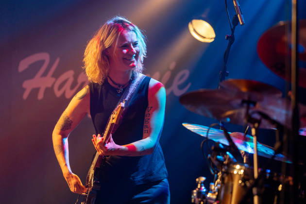 Yasi Hofer in der Harmonie Bonn - 20.10.26 Die Gitarristin Yasi HOFER aus Ulm tritt mit ihrer Band bei einem Konzert in der Harmonie Bonn auf. Sie spielt dort im Rahmen ihrer Best Of Tour 2026. Zu ihrem Stil zählen rockige Gitarrenparts bis hin zu Fusion und instrumentalen Passagen. Bonn Harmonie Bonn Nordrhein-Westfalen Deutschland Copyright: xMarcxJohnx