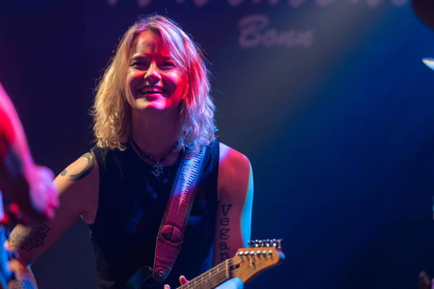 Yasi Hofer in der Harmonie Bonn - 20.10.26 Die Gitarristin Yasi HOFER aus Ulm tritt mit ihrer Band bei einem Konzert in der Harmonie Bonn auf. Sie spielt dort im Rahmen ihrer Best Of Tour 2026. Zu ihrem Stil zählen rockige Gitarrenparts bis hin zu Fusion und instrumentalen Passagen. Bonn Harmonie Bonn Nordrhein-Westfalen Deutschland Copyright: xMarcxJohnx