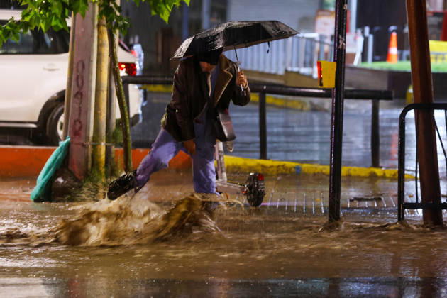 Santiago, October 20, 2026: A flooded street at the intersection of Camino el Alba and Apoquindo during the storm affecting the metropolitan region. Jonnathan Oyarzun, Aton Chile, Santiago, Chile. Aton 1201268  Copyright: JONNATHANxOYARZUN ATONxCHILE