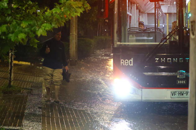 Santiago, October 20, 2026: A flooded street at the intersection of Camino el Alba and Apoquindo during the storm affecting the metropolitan region. Jonnathan Oyarzun, Aton Chile, Santiago, Chile. Aton 1201295  Copyright: JONNATHANxOYARZUN ATONxCHILE
