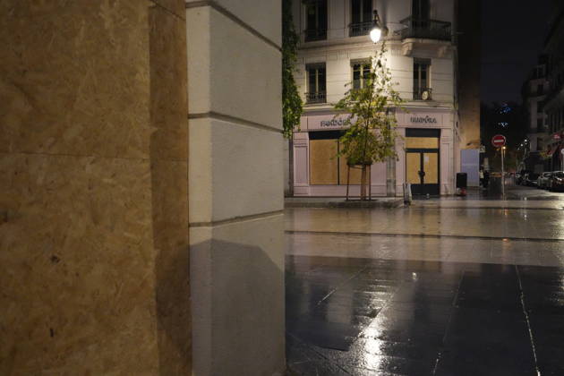 France extends curfews in several cities in wake of weekend violence LYON, FRANCE - OCTOBER 20: A view from part of Lyon s Presqu ile as a curfew goes into effect for the second consecutive night from 9 pm to 6 am by order of Rhone prefect Etienne Guyot, barring people from moving around or remaining on public streets within the Cordeliers, Bellecour and Ainay areas, excluding Place des Terreaux, while bars, restaurants, cinemas, theatres and public transport remain operational following previous violence, damage, and looting, on October 20, 2026. Mathieu Prudhomme Anadolu Lyon France. Editorial use only. Please get in touch for any other usage. Copyright: x2026xAnadoluxMathieuxPrudhommex