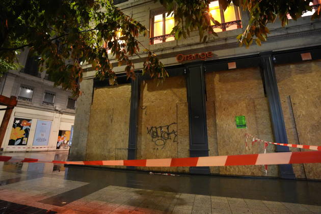 France extends curfews in several cities in wake of weekend violence LYON, FRANCE - OCTOBER 20: A view from part of Lyon s Presqu ile as a curfew goes into effect for the second consecutive night from 9 pm to 6 am by order of Rhone prefect Etienne Guyot, barring people from moving around or remaining on public streets within the Cordeliers, Bellecour and Ainay areas, excluding Place des Terreaux, while bars, restaurants, cinemas, theatres and public transport remain operational following previous violence, damage, and looting, on October 20, 2026. Mathieu Prudhomme Anadolu Lyon France. Editorial use only. Please get in touch for any other usage. Copyright: x2026xAnadoluxMathieuxPrudhommex
