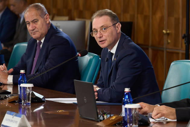 Bucharest, Romania. 20th Oct, 2026: Luca Niculescu, Prime Minister of Romania, leads the government meeting at Victoria Palace, the Romanian Government headquarters. Bucharest Romania Copyright: xLucianxAlecux