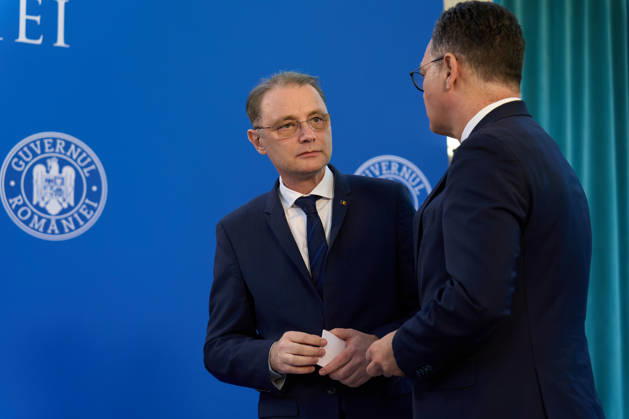 Romanian PM Luca Niculescu Press Conference Bucharest, Romania. 20th Oct, 2026: Luca Niculescu (L), Prime Minister of Romania, speak with Stefan Radu Oprea (R), Minister of Defence, before a press conference at Victoria Palace, the Romanian Government headquarters. Bucharest Romania Copyright: xLucianxAlecux