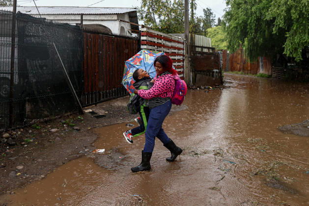 Heavy rainfall triggers red alert and emergency evacuations in Chile TALAGANTE, CHILE – OCTOBER 20: A migrant woman helps her son cross a flooded street in Talagante, on the outskirts of Santiago, Chile, on October 20, 2026. On Tuesday, Chile declared a red alert for the Metropolitan Region due to heavy rainfall, marking the wettest October in Santiago in more than a century. Lucas Aguayo Araos Anadolu Talagante Chile. Editorial use only. Please get in touch for any other usage. Copyright: x2026xAnadoluxLucasxAguayoxAraosx