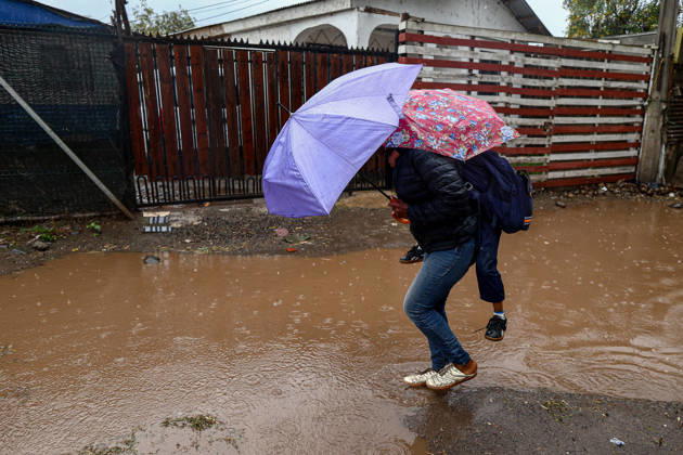 Heavy rainfall triggers red alert and emergency evacuations in Chile TALAGANTE, CHILE – OCTOBER 20: A migrant woman helps her son cross a flooded street in Talagante, on the outskirts of Santiago, Chile, on October 20, 2026. On Tuesday, Chile declared a red alert for the Metropolitan Region due to heavy rainfall, marking the wettest October in Santiago in more than a century. Lucas Aguayo Araos Anadolu Talagante Chile. Editorial use only. Please get in touch for any other usage. Copyright: x2026xAnadoluxLucasxAguayoxAraosx