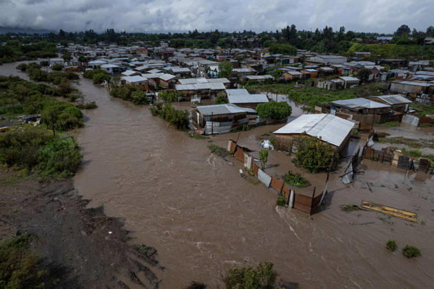 Heavy rainfall triggers red alert and emergency evacuations in Chile TALAGANTE, CHILE – OCTOBER 20: Aerial views of homes affected by the overflowing of the Mapocho River following rainfall in Talagante, on the outskirts of Santiago, Chile, on October 20, 2026. On Tuesday, Chile declared a red alert for the Metropolitan Region due to heavy rainfall, marking the wettest October in Santiago in over a century. Lucas Aguayo Araos Anadolu Talagante Chile. Editorial use only. Please get in touch for any other usage. Copyright: x2026xAnadoluxLucasxAguayoxAraosx