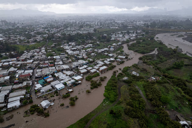 Heavy rainfall triggers red alert and emergency evacuations in Chile TALAGANTE, CHILE – OCTOBER 20: Aerial views of homes affected by the overflowing of the Mapocho River following rainfall in Talagante, on the outskirts of Santiago, Chile, on October 20, 2026. On Tuesday, Chile declared a red alert for the Metropolitan Region due to heavy rainfall, marking the wettest October in Santiago in over a century. Lucas Aguayo Araos Anadolu Talagante Chile. Editorial use only. Please get in touch for any other usage. Copyright: x2026xAnadoluxLucasxAguayoxAraosx