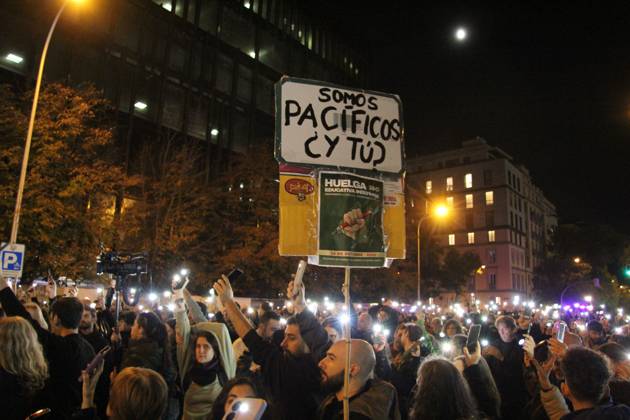 October 20, 2026, Madrid, Spain: MADRID, SPAIN, OCTOBER 20, 2026: Teachers demonstrate against police interventions during previous education protests in Madrid. The march takes place amid an indefinite public education strike demanding better working conditions and increased resources for schools. Madrid Spain - ZUMAq101 20261020_zna_q101_268 Copyright: xAlejandroxDanielxArnautux