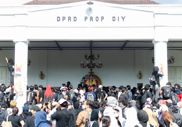 Yogyakarta Students Protest Government Policies YOGYAKARTA, INDONESIA, OCTOBER 20, 2026: University students and activists hold banners and flags during a demonstration outside the Regional People s Representative Council (DPRD) building in Yogyakarta. The rally marks two years of President Prabowo Subianto and Vice President Gibran Rakabuming Raka™s administration, with protesters calling for policy reforms and greater government accountability. Yogyakarta Indonesia Copyright: x xMessaxAdixSaputrax xJNAxPressx
