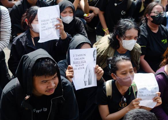 October 20, 2026, Yogyakarta, Indonesia: YOGYAKARTA, INDONESIA, OCTOBER 20, 2026: University students and activists hold banners and flags during a demonstration outside the Regional People s Representative Council (DPRD) building in Yogyakarta. The rally marks two years of President Prabowo Subianto and Vice President Gibran Rakabuming RakaÃ¢â‚¬â ¢s administration, with protesters calling for policy reforms and greater government accountability. Yogyakarta Indonesia  - ZUMAq101 20261020_zna_q101_281 Copyright: xMessaxAdixSaputrax