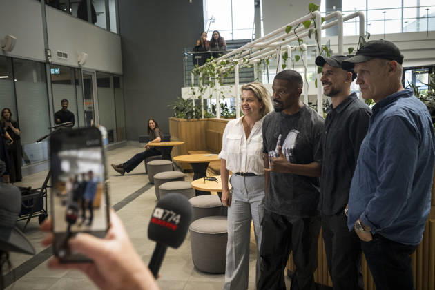 JAMIE FOXX DEADLOCKED, Jamie Foxx poses for a photo with Vicscreen CEO Caroline Pitcher and producers, (l-r) Fred Berger and Paul Currie on set of his new movie Deadlocked in Melbourne, Wednesday, October 21, 2026. ( NO ARCHIVING MELBOURNE VICTORIA Australia  Copyright: xCHRISTOPHERxHOPKINSx 20261021167525573145