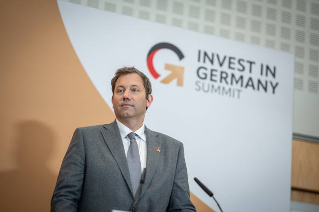 Lars Klingbeil, Bundesfinanzminister beim Abschlussstatement;Invest in Germany Summit 2026 in der ESMT - European School of Management and Technology Berlin, Berlin Berlin Deutschland ESMT Berlin